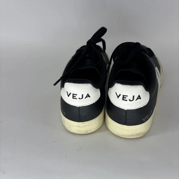 Veja Black and White Leather Campo Low profile Women's Sneakers - Picture 3 of 8